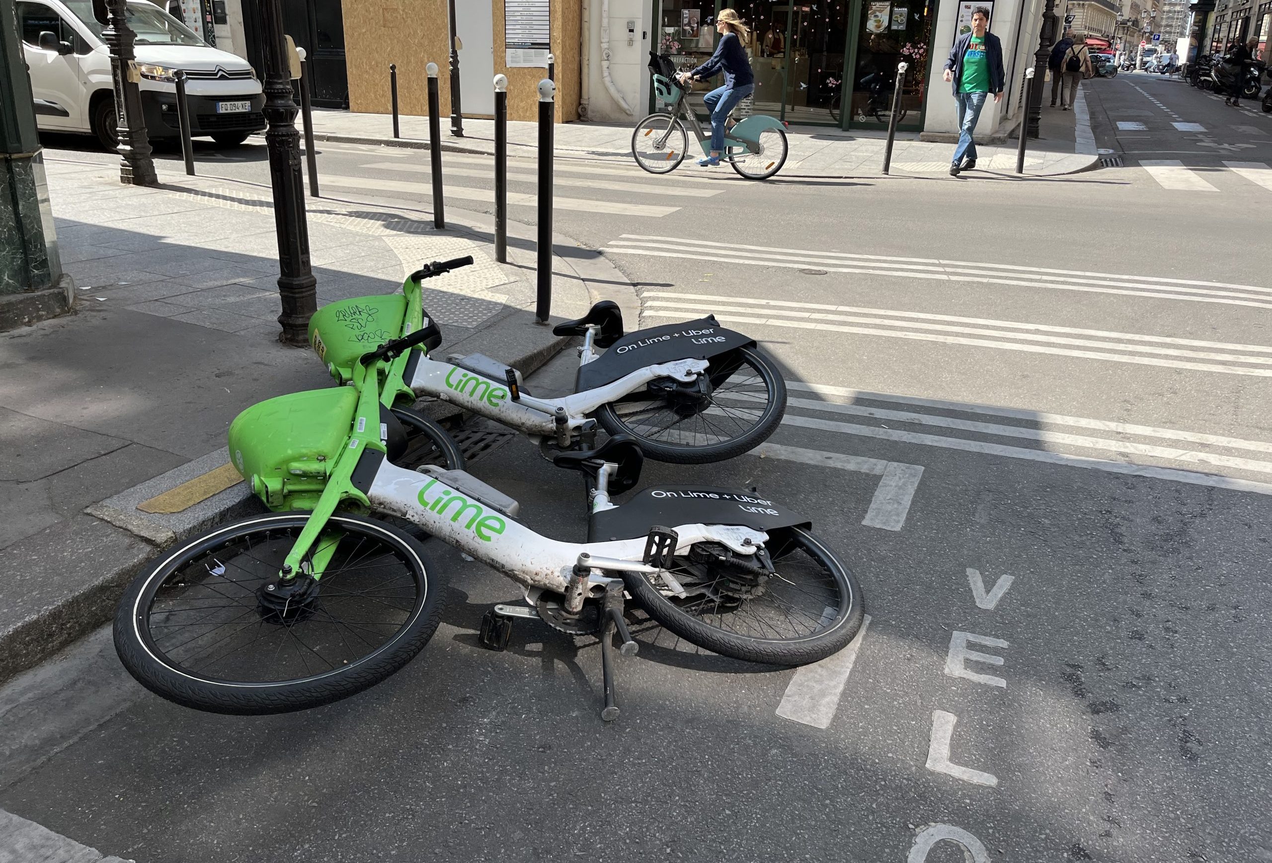Vélos en libre-service mal stationnés illustrant les limites du free-floating